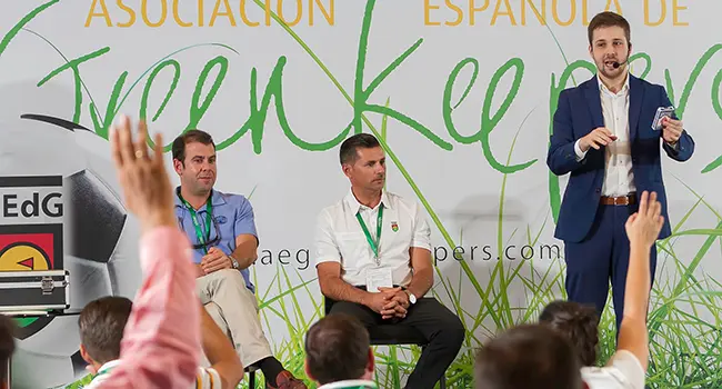 El mago Paul Henry sorprendiendo al público en un evento de empresa en Barcelona
