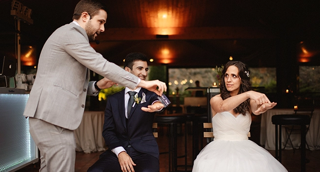 Paul Henry entertaining the cocktail reception of a luxury wedding in Barcelona with magic and mentalism
